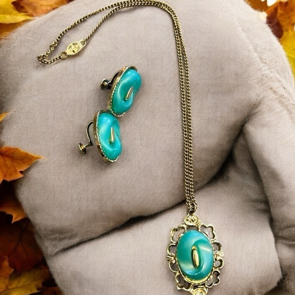 Gorgeous Vintage Green Necklace and Earring Set
